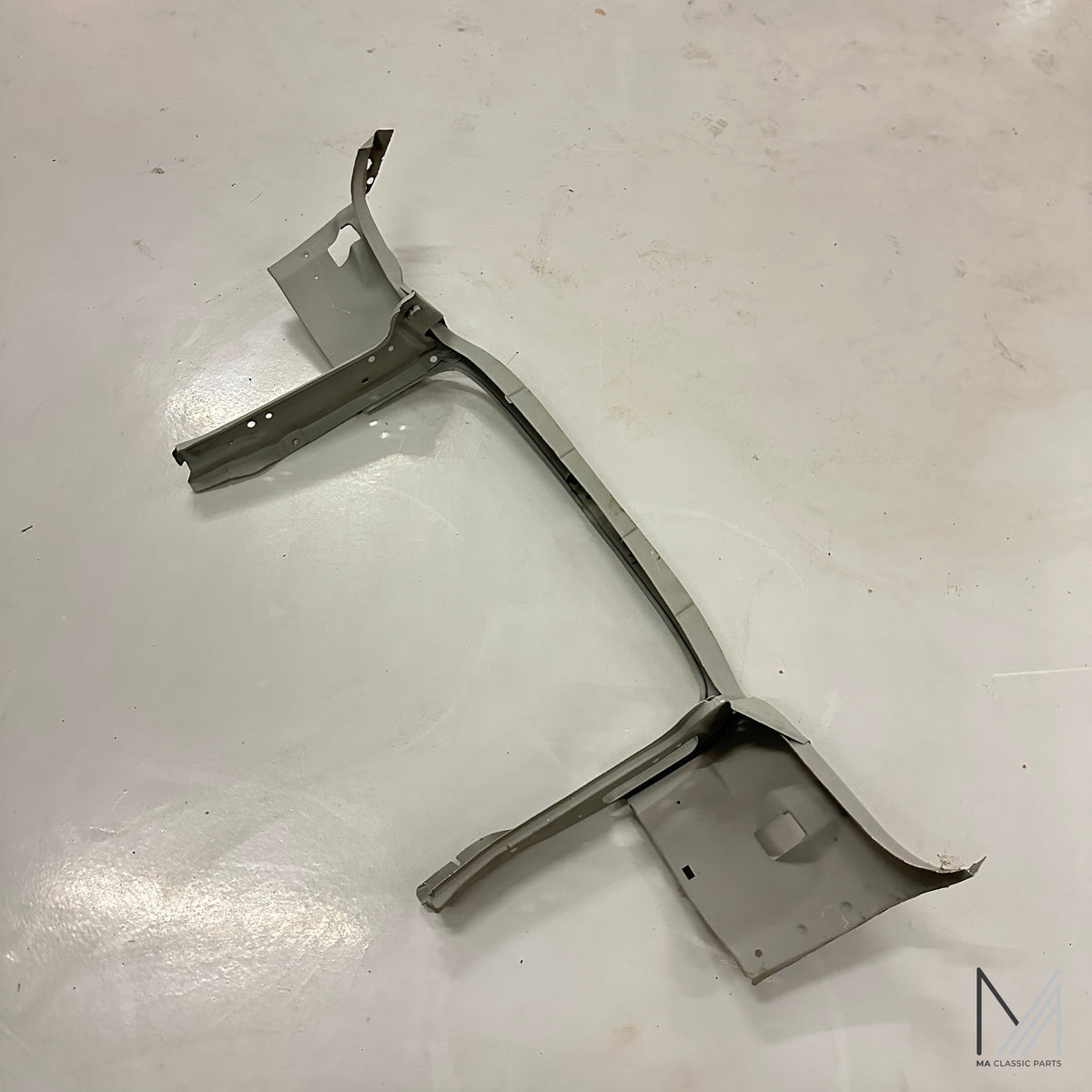 Mercedes-Benz W114 W115 /8 Schlossträger Frontgerüst grundiert – Ansicht 4