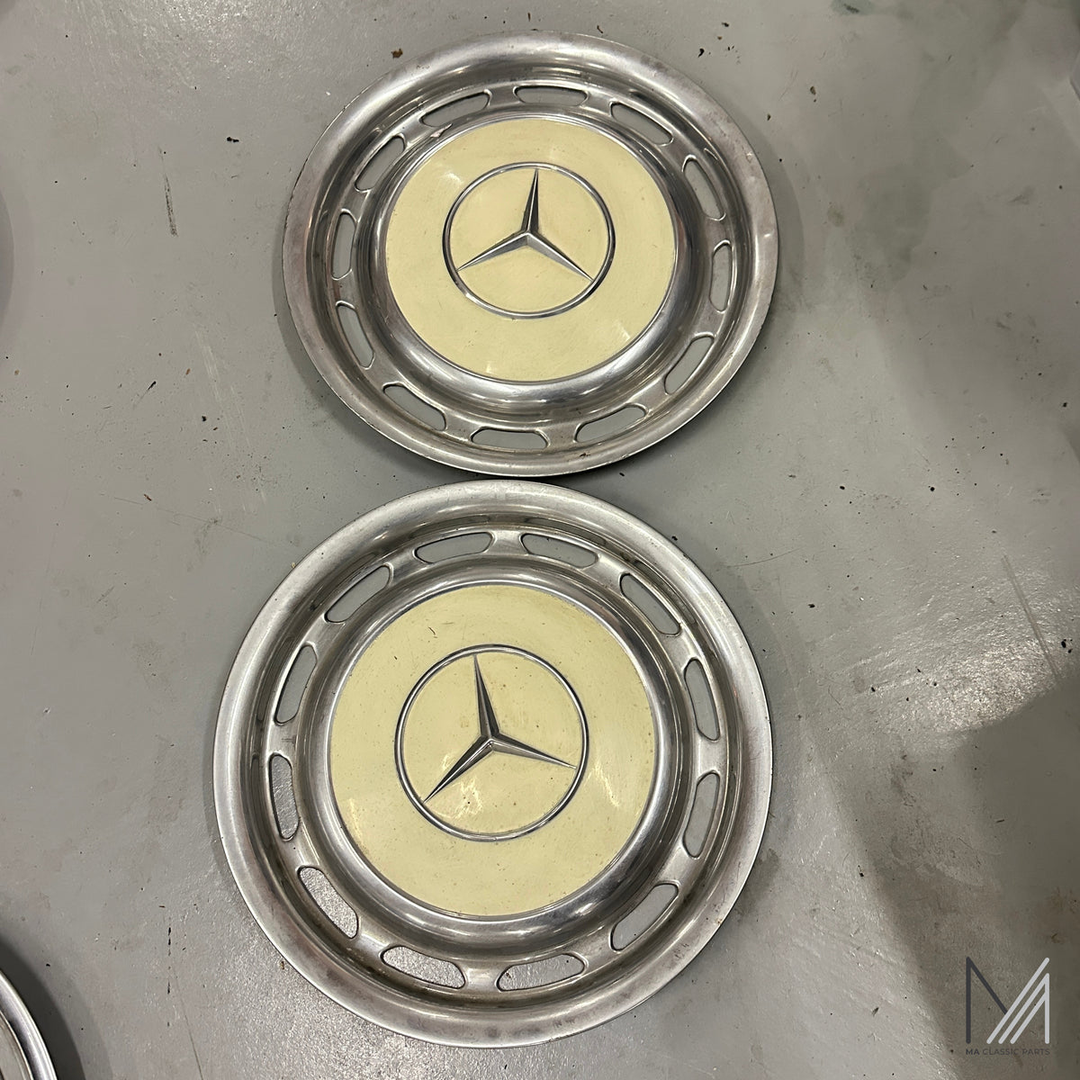 Mercedes-Benz Radkappen Paar 14 Zoll Chrom Creme A1154010324 W115 W123