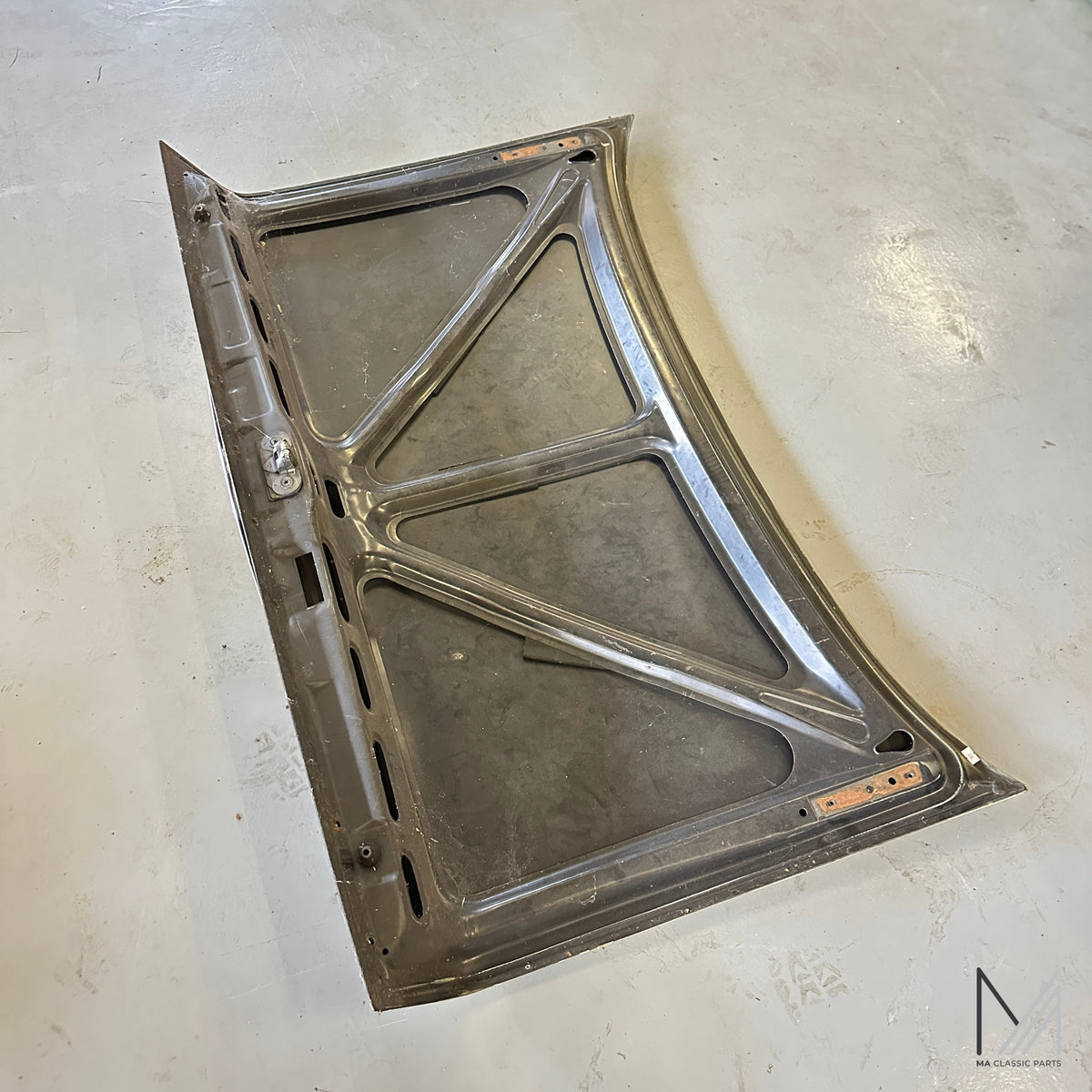 Mercedes-Benz W114 W115 /8 Kofferraumdeckel mit Griff und Stern – Ansicht 3