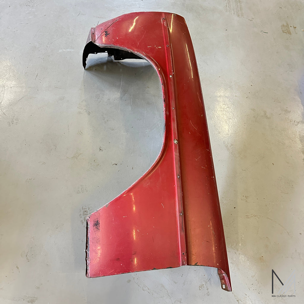 Mercedes-Benz W114 W115 /8 Kotflügel vorne links rot – Ansicht 3