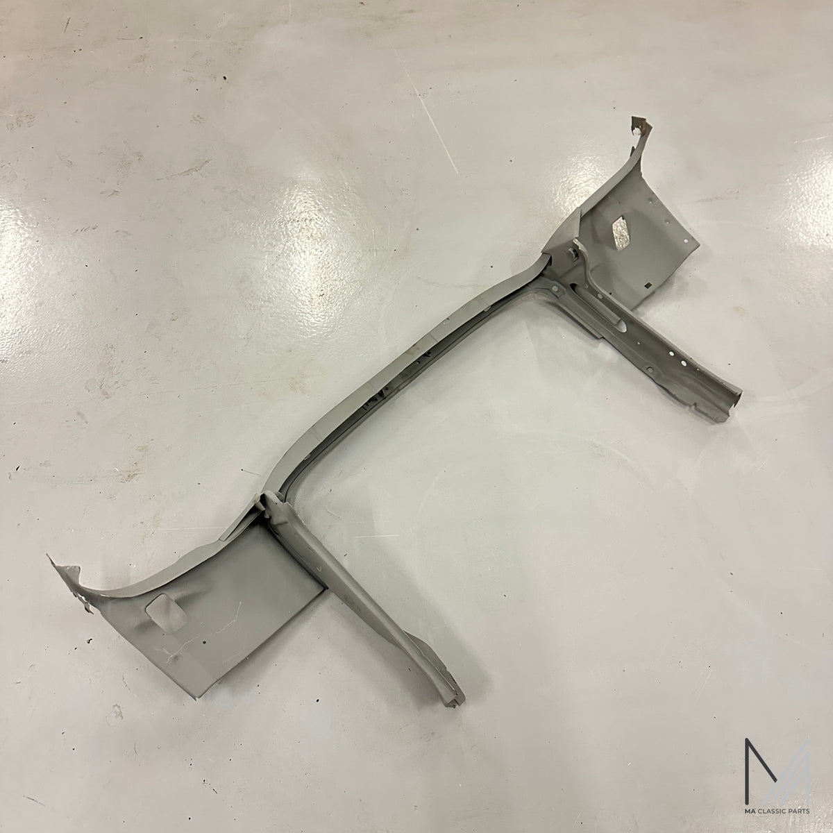 Mercedes-Benz W114 W115 /8 Schlossträger Frontgerüst grundiert – Ansicht 3