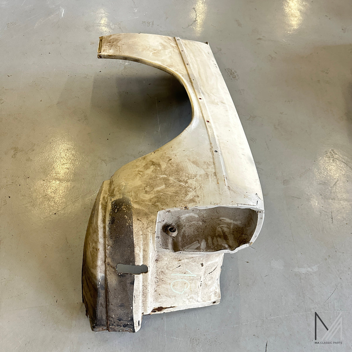 Mercedes-Benz W114 W115 /8 Kotflügel vorne rechts weiß
