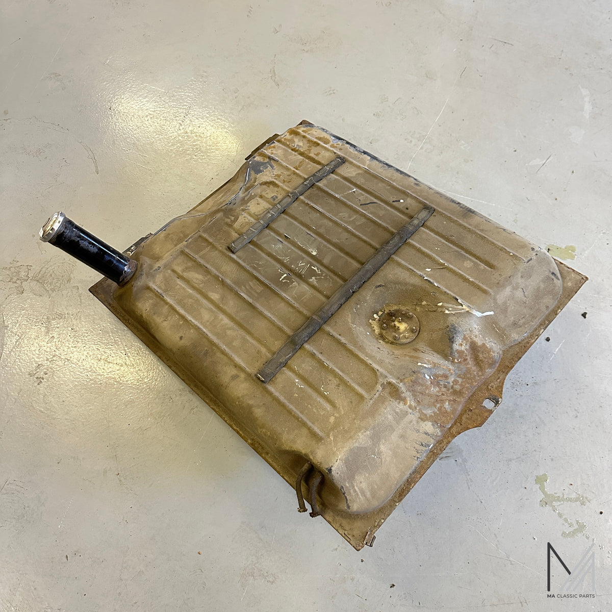 Mercedes-Benz W114 W115 /8 Kraftstofftank Tank