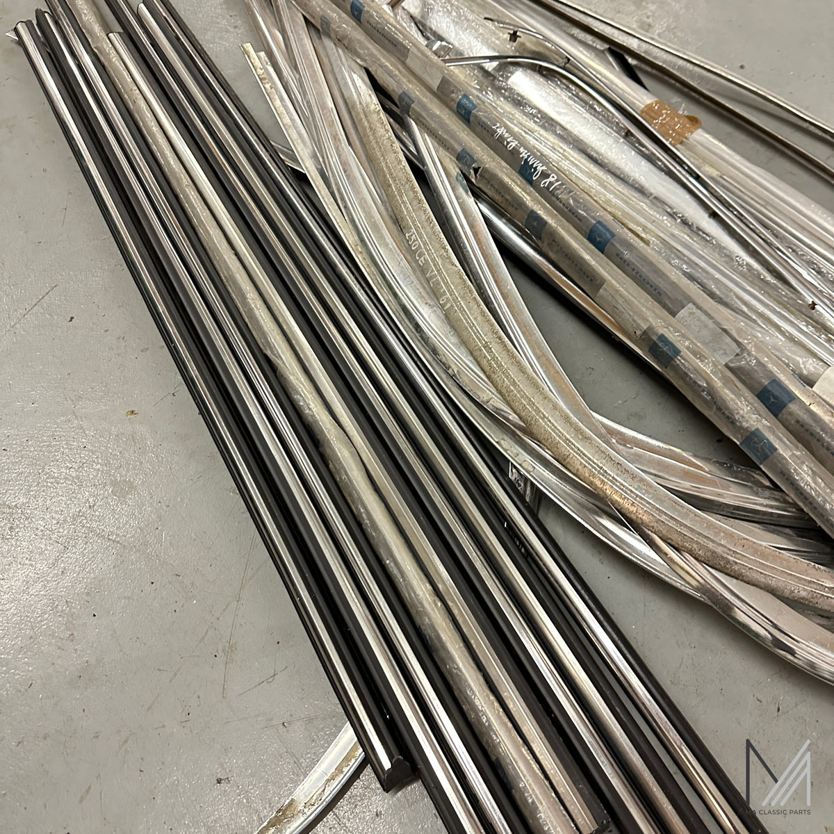 Mercedes-Benz /8 W114 W115 W123 Chromleisten Konvolut, teils NOS – A1156730565 – Ansicht 3