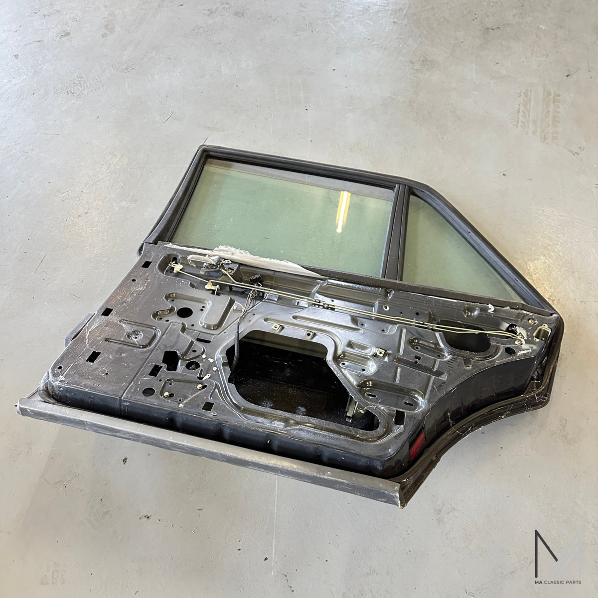 Mercedes-Benz W126 Tür hinten rechts Limousine anthrazit mit Scheiben – Ansicht 3