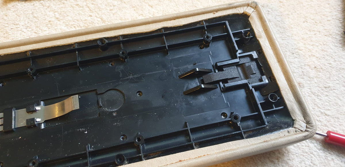 Mercedes-Benz R129 Armlehnen-Deckel Entriegelungsknopf – A1296830155 – Ansicht 2