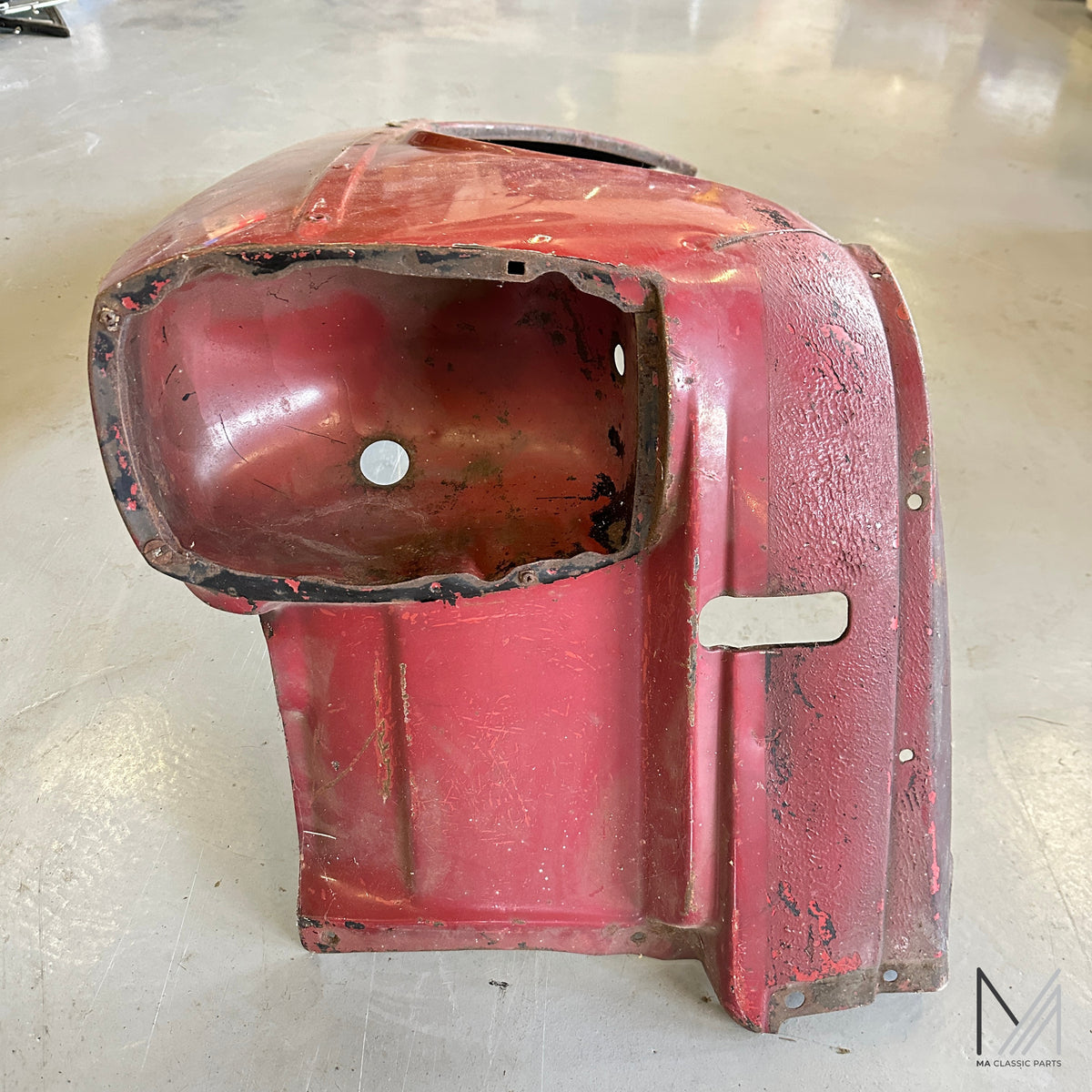 Mercedes-Benz W114 W115 /8 Kotflügel vorne links rot – Ansicht 2