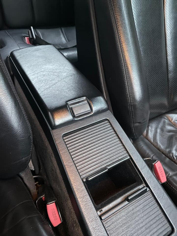 Mercedes-Benz R129 Armlehnen-Deckel Entriegelungsknopf – A1296830155 – Ansicht 3
