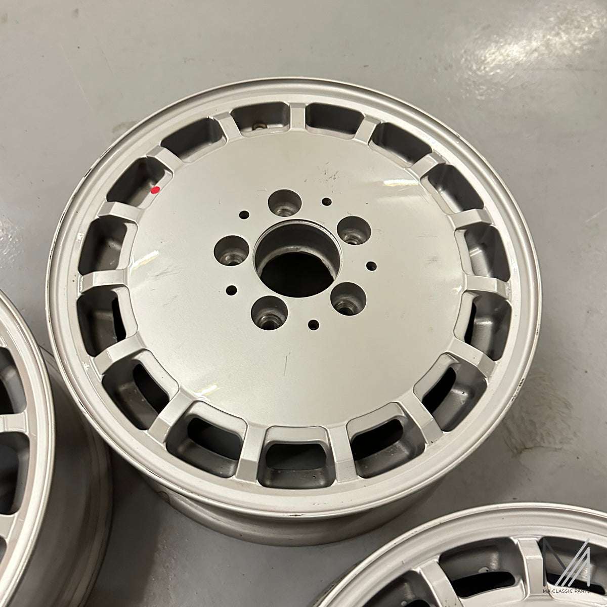 Mercedes-Benz W124 Alufelgen Satz 15-Loch Gullideckel 6,5x15 ET48 – A1244010802 – Ansicht 5