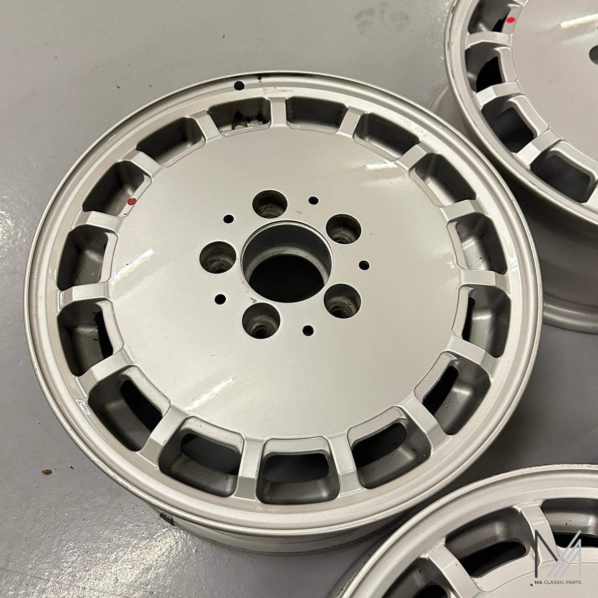 Mercedes-Benz W124 Alufelgen Satz 15-Loch Gullideckel 6,5x15 ET48 – A1244010802 – Ansicht 4