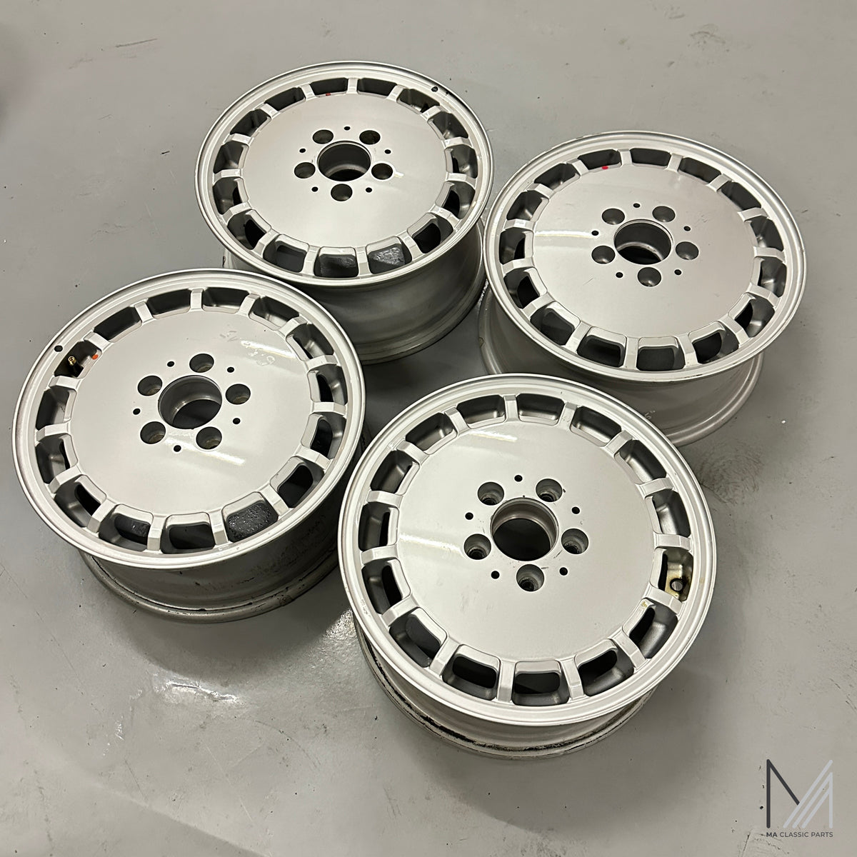 Mercedes-Benz W124 Alufelgen Satz 15-Loch Gullideckel 6,5x15 ET48 – A1244010802