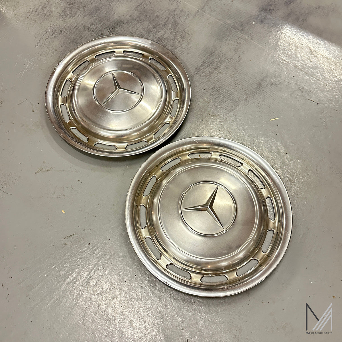 Mercedes-Benz Radkappen Paar 14 Zoll Edelstahl blank A1154010324 W123