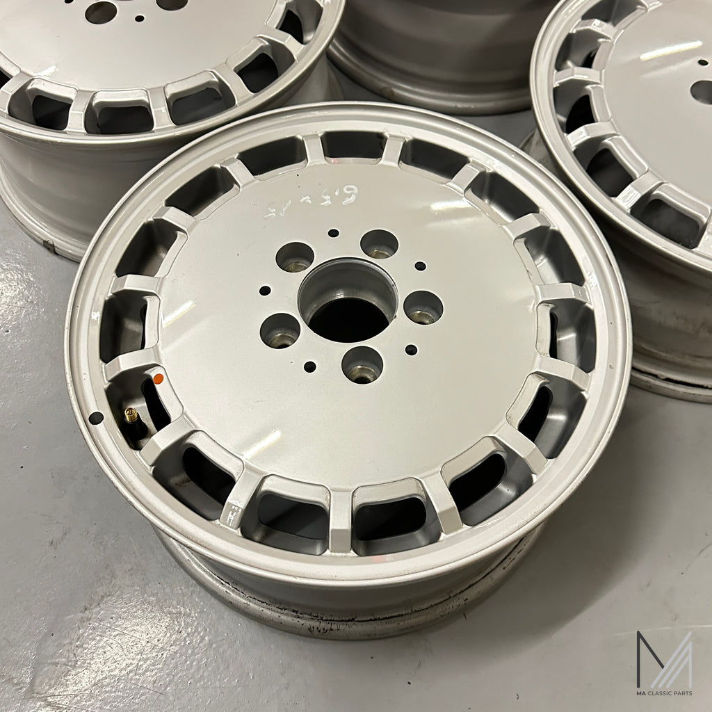 Mercedes-Benz W124 Alufelgen Satz 15-Loch Gullideckel 6,5x15 ET48 – A1244010802 – Ansicht 3