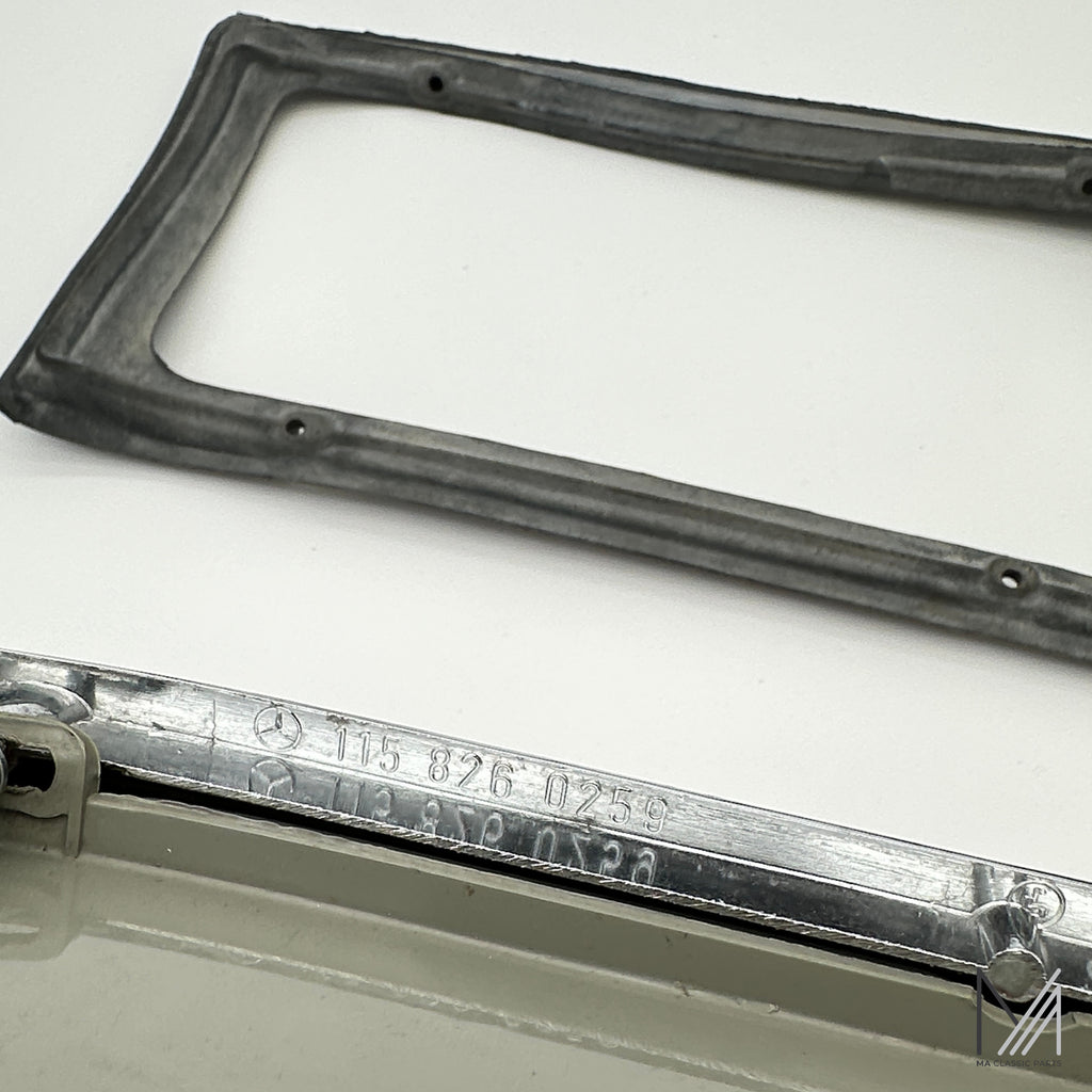 Mercedes-Benz /8 W114 W115 Rückleuchte Chromrahmen 1. Serie gebraucht – A1158260259 – Ansicht 4