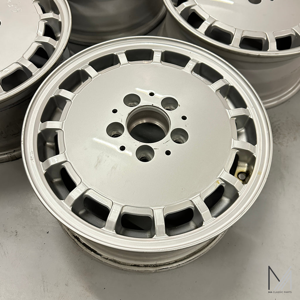 Mercedes-Benz W124 Alufelgen Satz 15-Loch Gullideckel 6,5x15 ET48 – A1244010802 – Ansicht 2