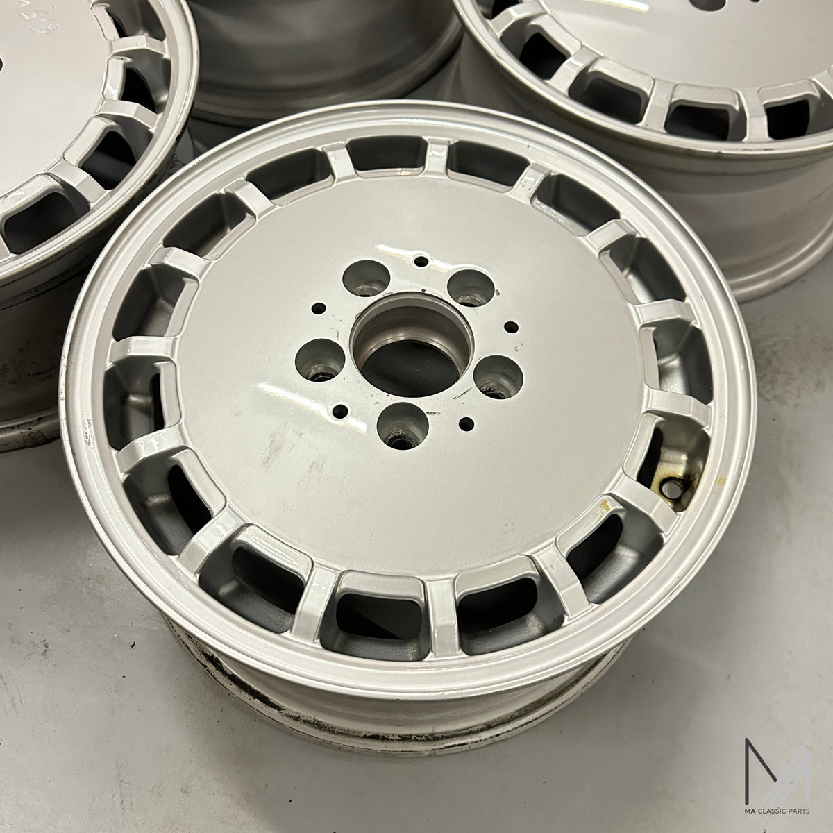 Mercedes-Benz W124 Alufelgen Satz 15-Loch Gullideckel 6,5x15 ET48 – A1244010802 – Ansicht 2