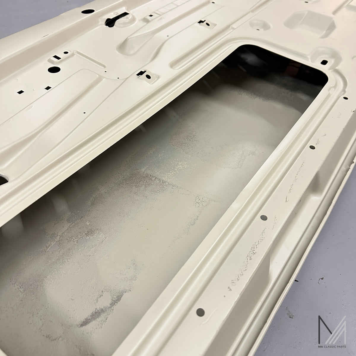Mercedes-Benz W114 /8 Coupé Tür links gestrahlt und grundiert – Ansicht 9