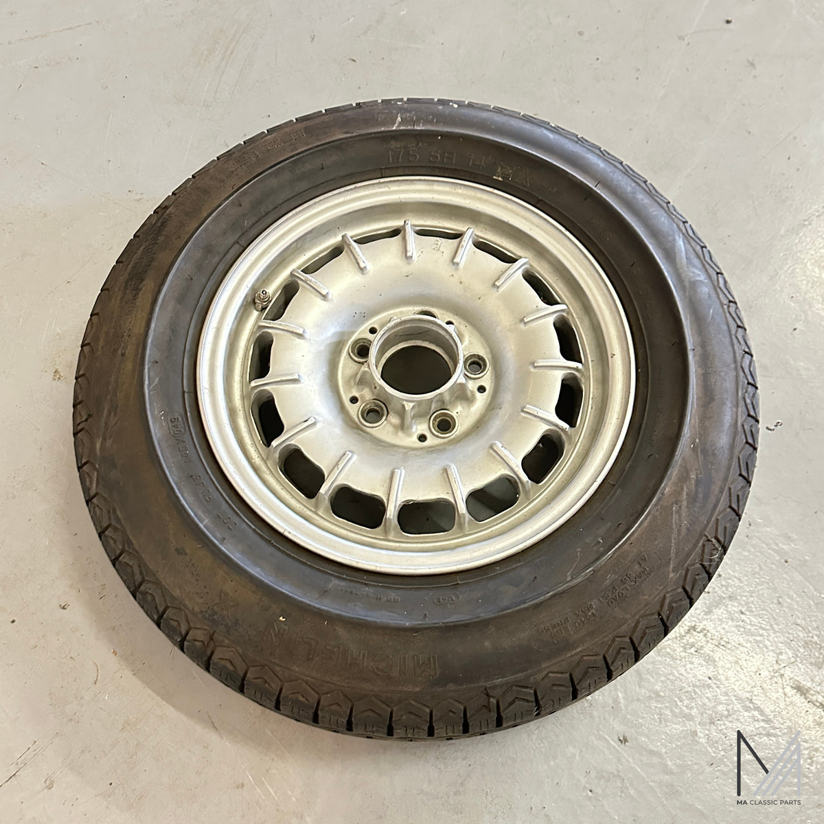 Mercedes-Benz Barock Felge 5,5x14 ET30 A1234000802 W123 mit Reifen 175 SR 14