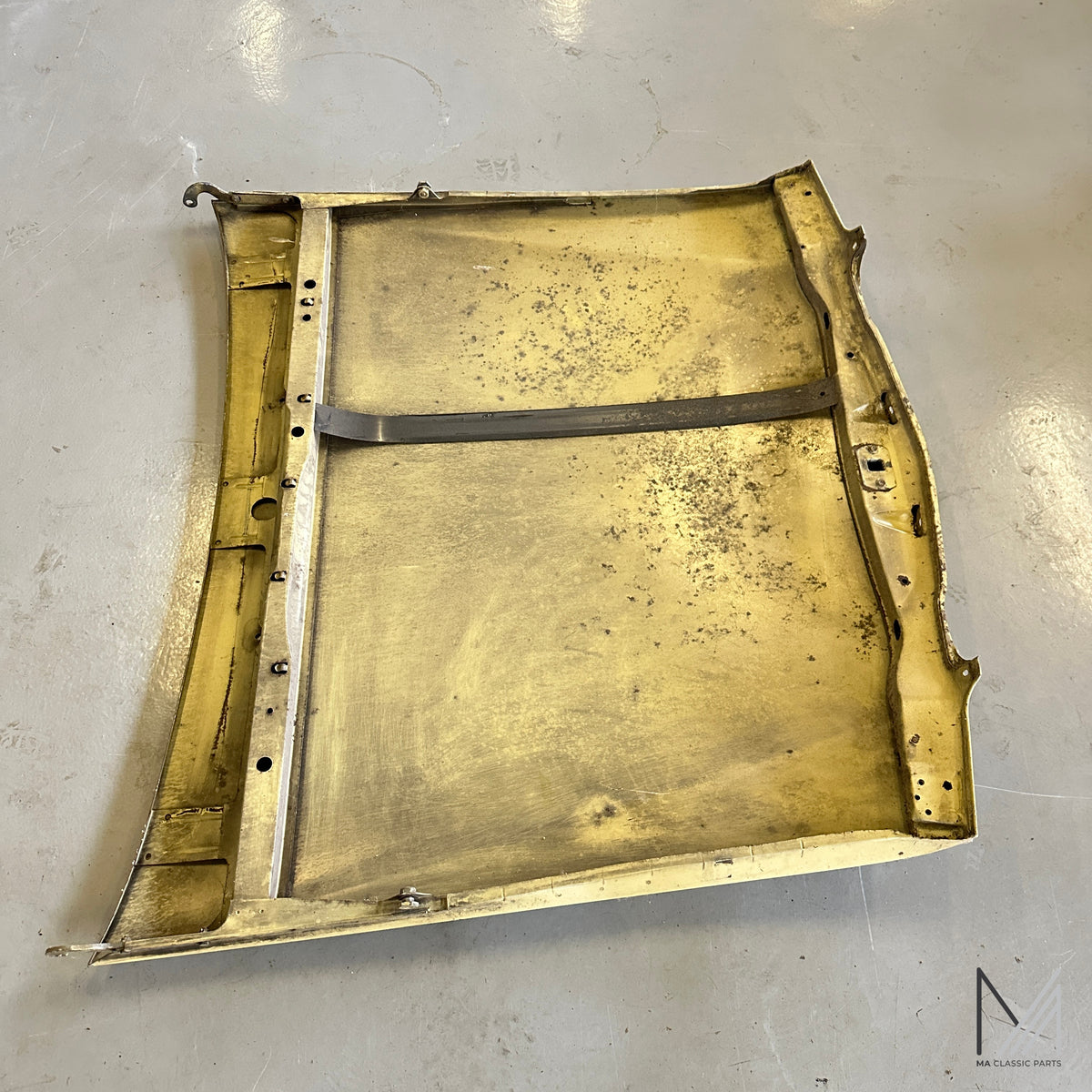 Mercedes-Benz W114 W115 /8 Motorhaube gelb – Ansicht 3